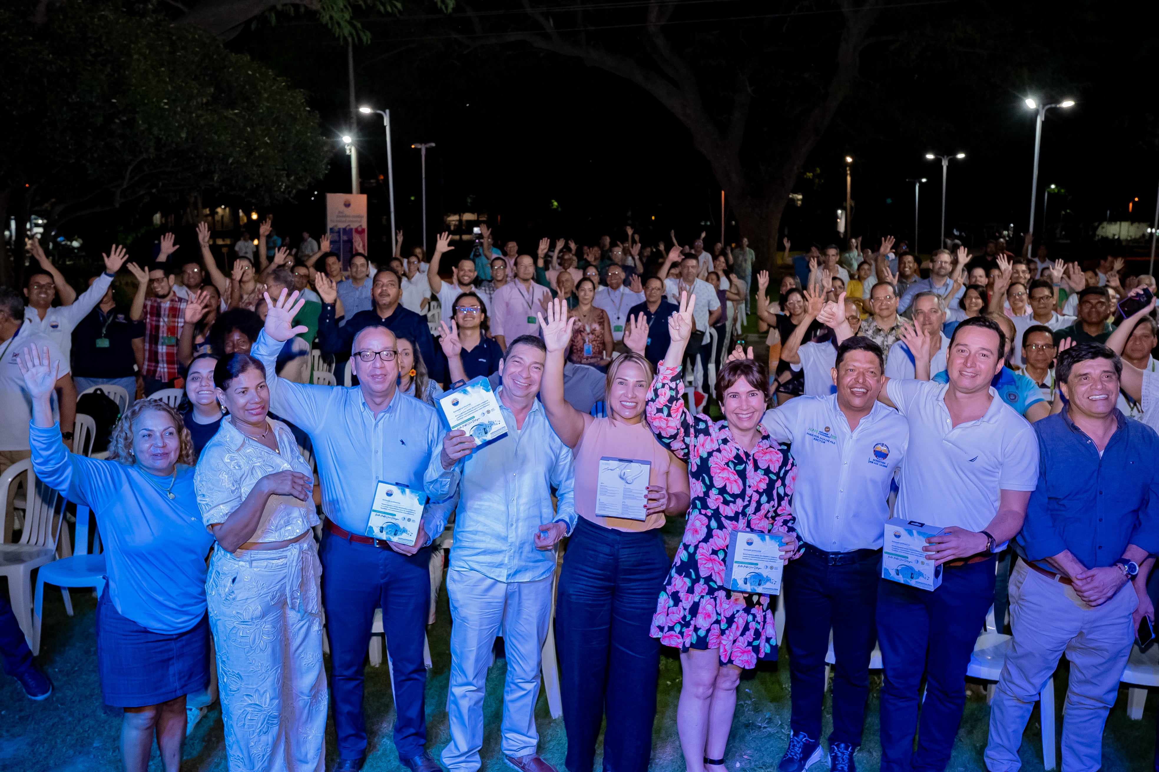 Docentes y administrativos recibiendo el nuevo sistema eléctrico y sus nuevas herramientas de trabajo entregadas por el Rector Pablo Vera.