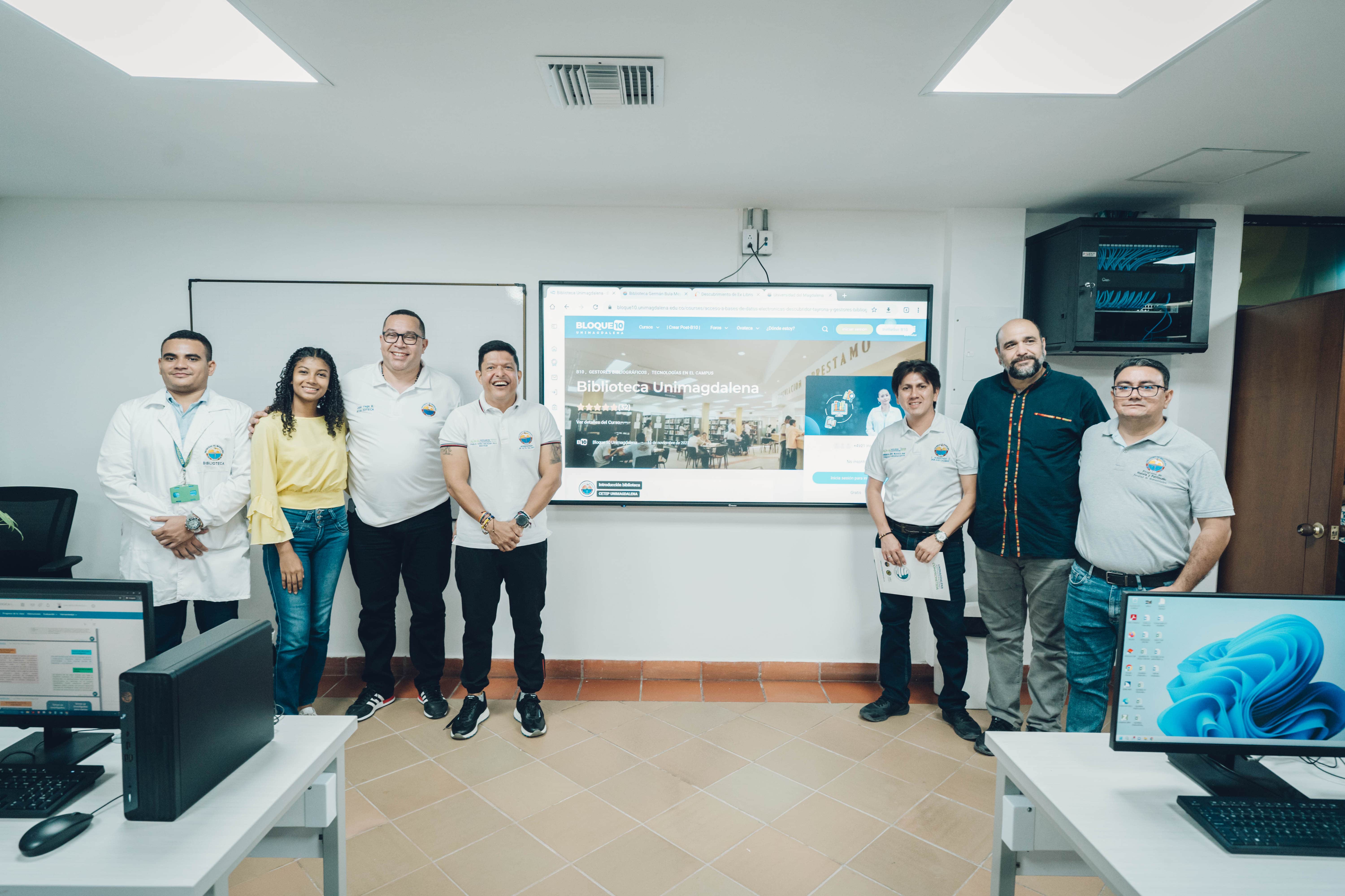 El rector Pablo Vera junto a administrativos y miembros de la comunidad educativa UNIMAGDALENA en una de las nuevas aulas entregadas.