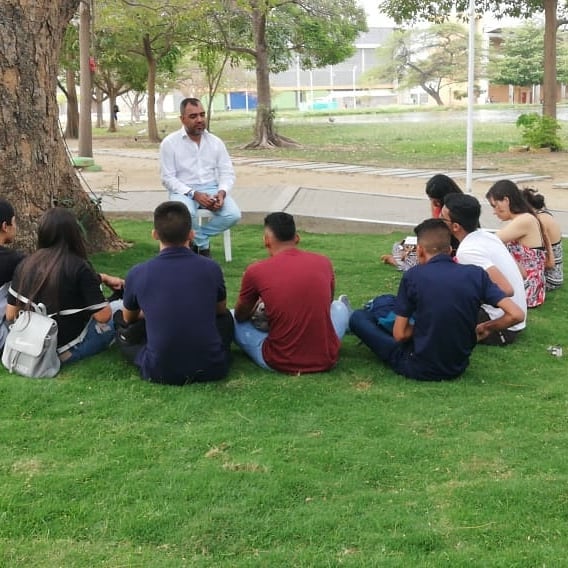 estudiantes con el docente Orlando Alvarado en los campamentos contable