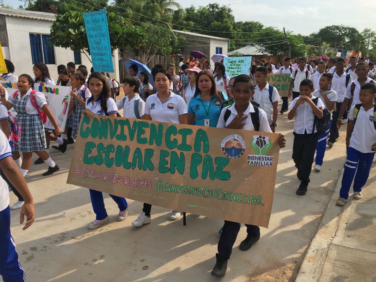 Niños marchando