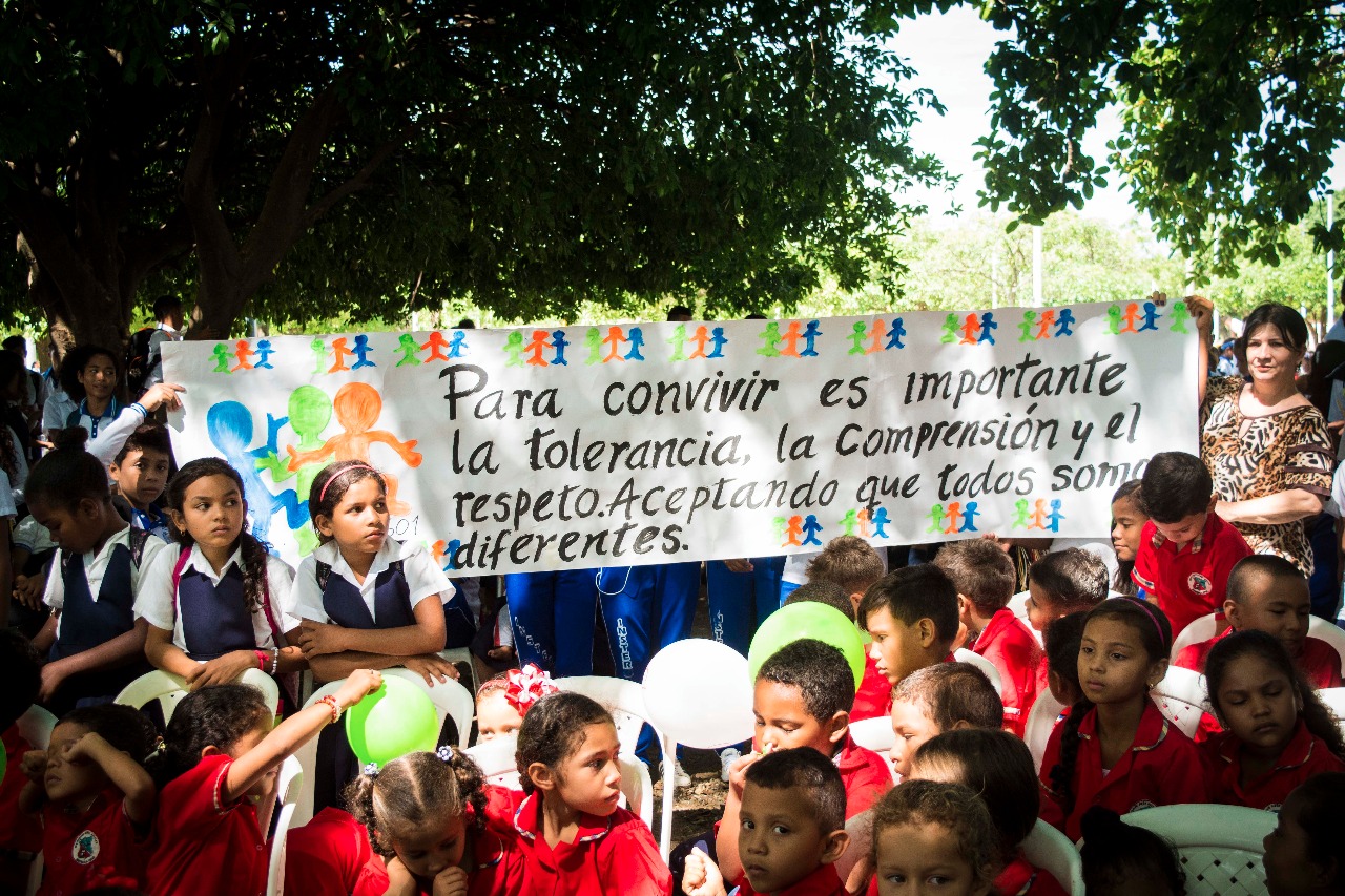 Niños marchando