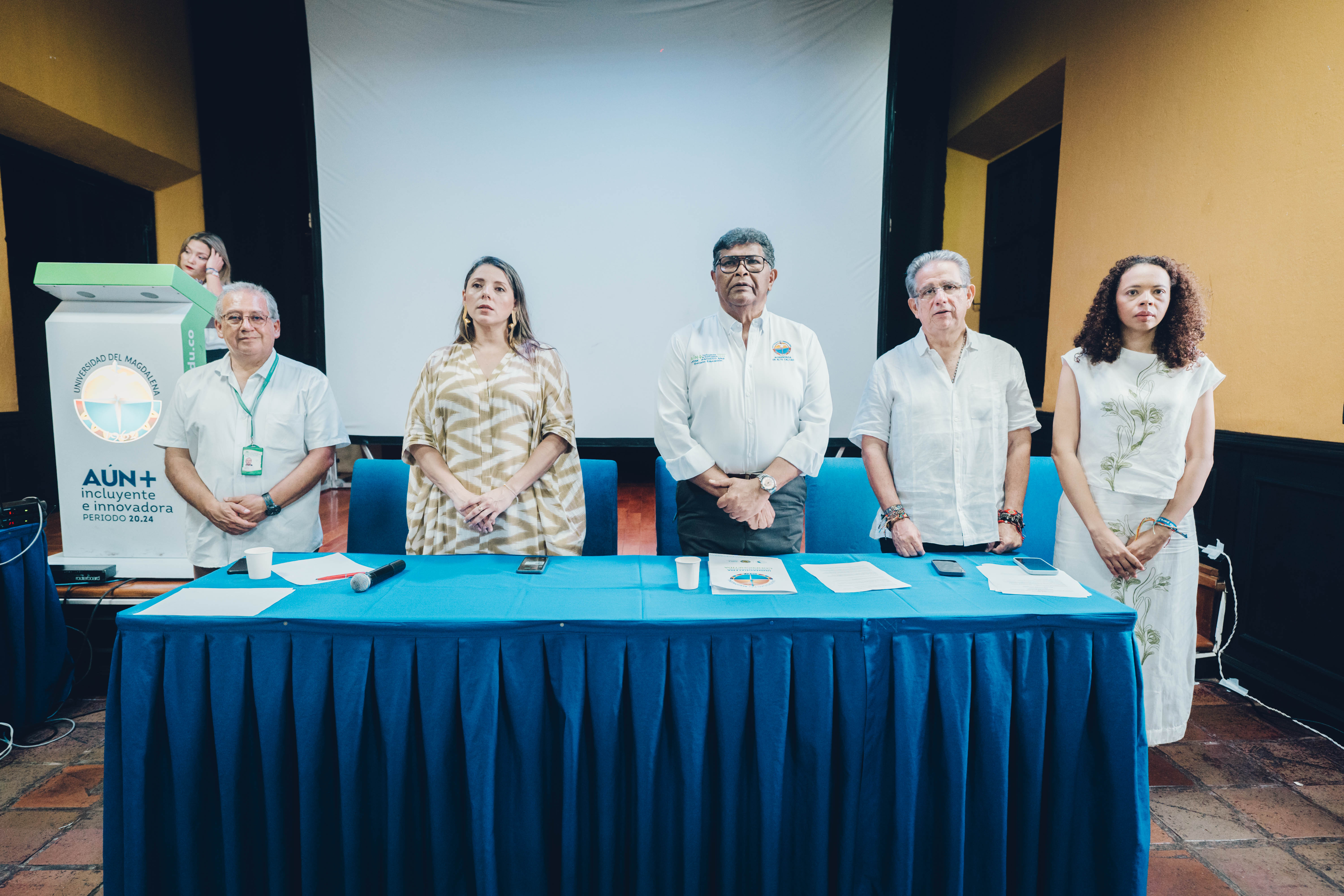 Expertos de diversas comunidades y profesionales de la salud compartieron experiencias.