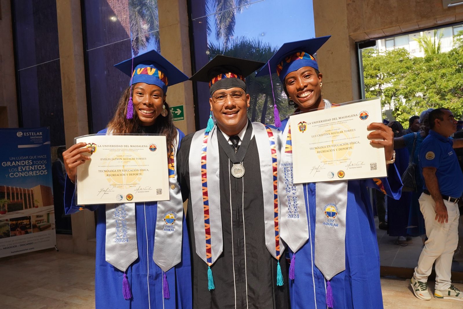 La atleta Olímpica Evelis Aguilar Torres, se graduó como Profesional en Deportes posa junto a su hermana graduada como Tec. en Educ. Física.