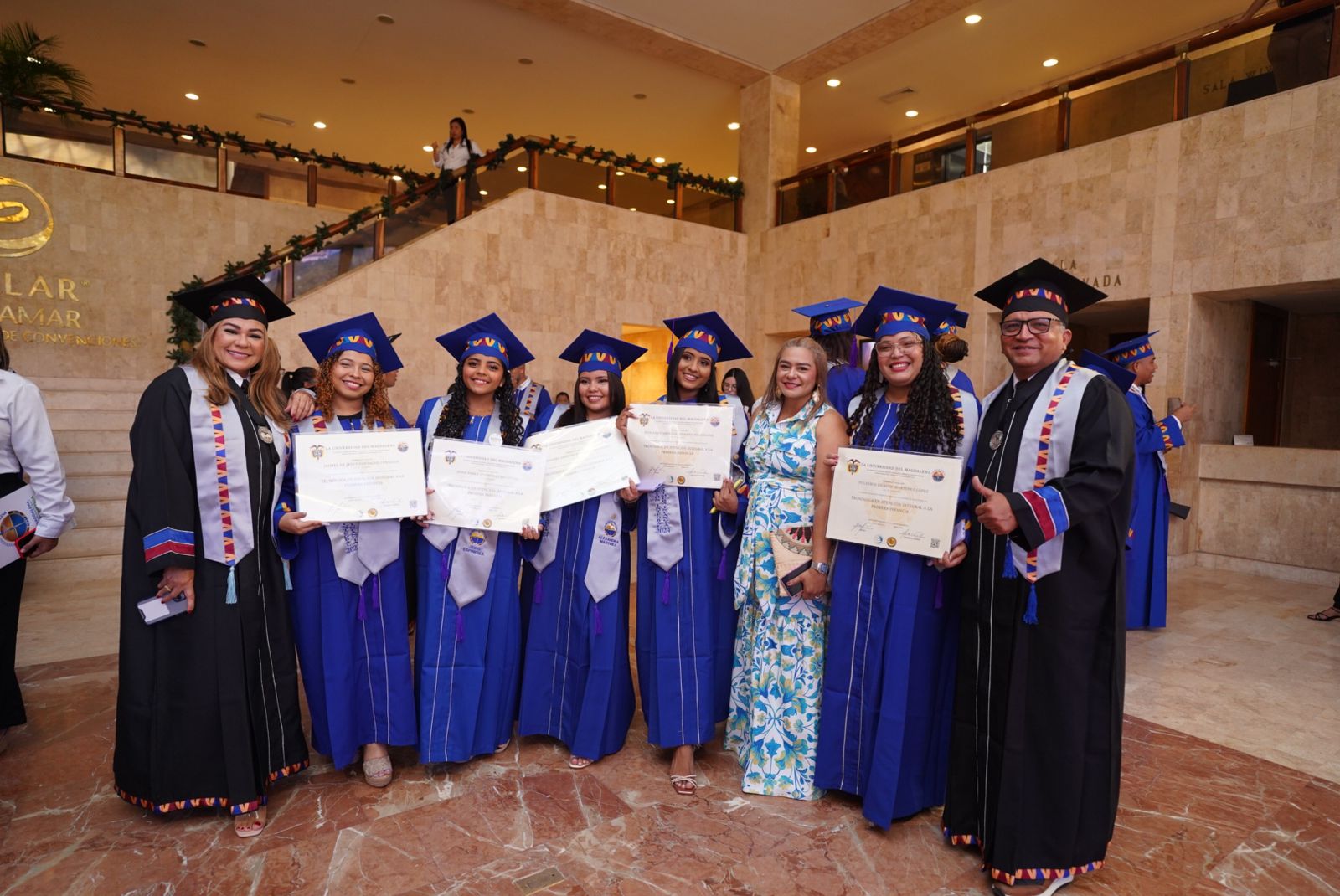 Grupo de graduandas de la Tecnología en Atención a la Primera Infancia posan junto al director del CREO, mg. Wilson Velásquez Bastidas y funcionarias.