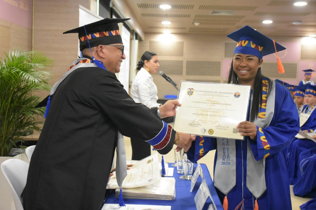 Yatnery Paola Guerrero Romero, única mujer en su grupo, rompe estereotipos al graduarse como Técnica en Operación de