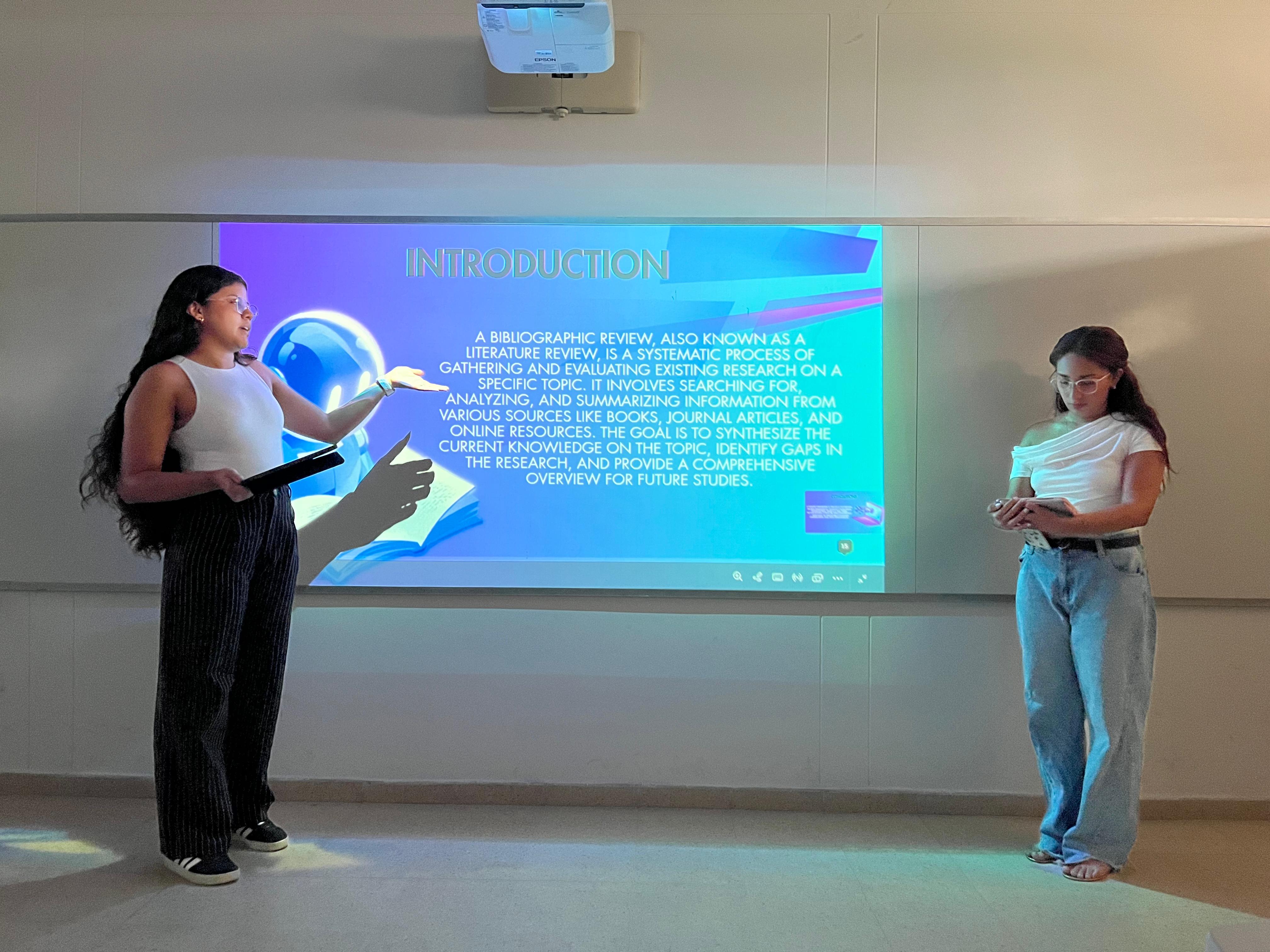Sustentación y presentación trabajos de grado estudiantes Programa de Negocios Internacionales