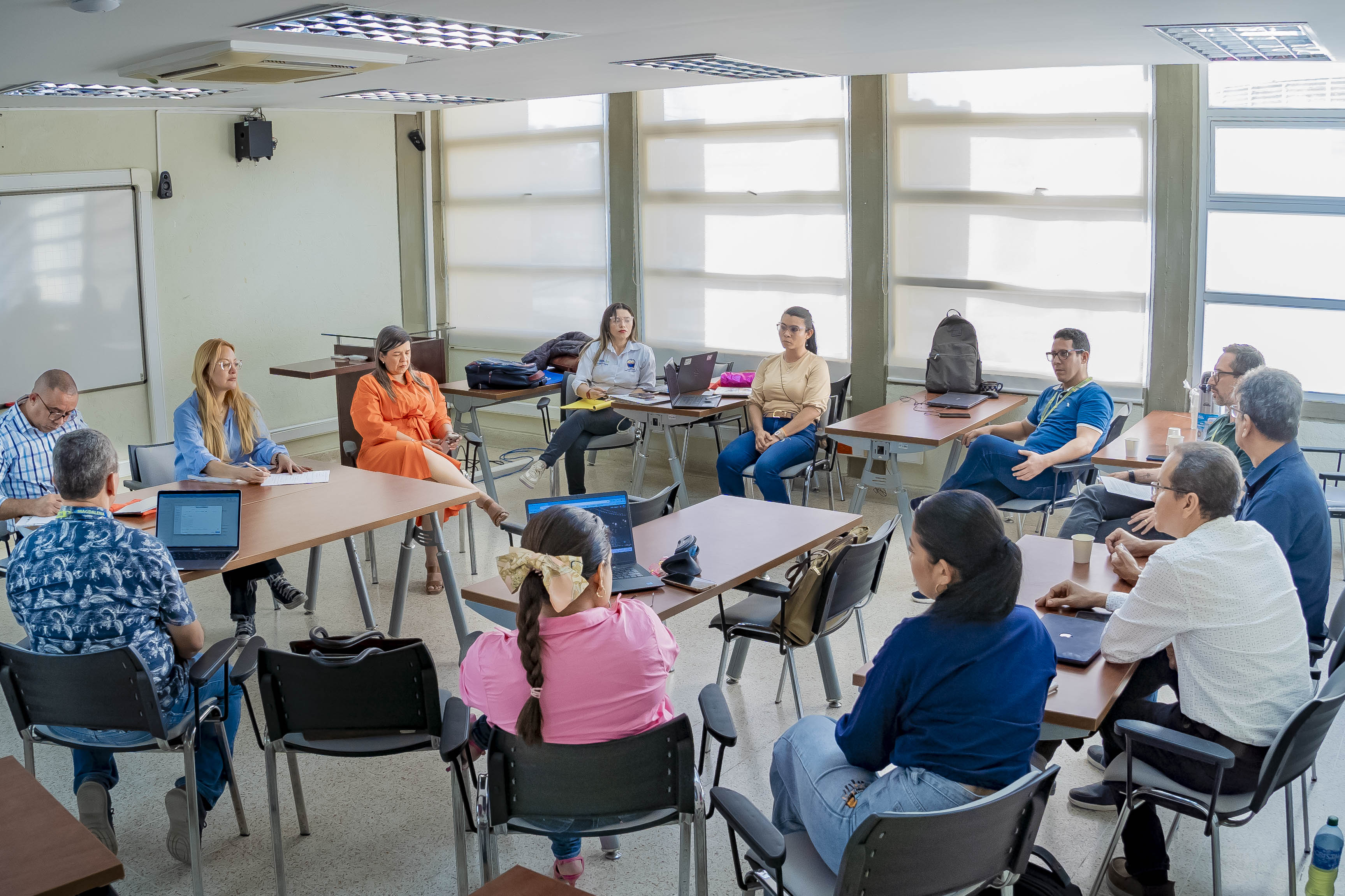 la alta funcionaria sostuvo encuentros con estudiantes, diálogos académicos con directores de programa y jefes de departamento.