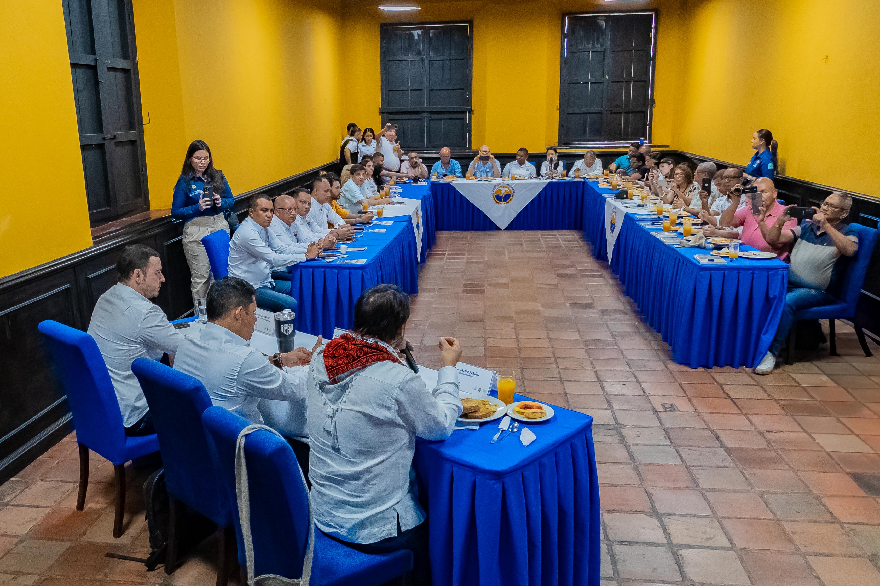 : rueda de prensa donde se presentó ante los medios locales y regionales el programa “500 años, 500 oportunidades, porque la educación es un derecho p