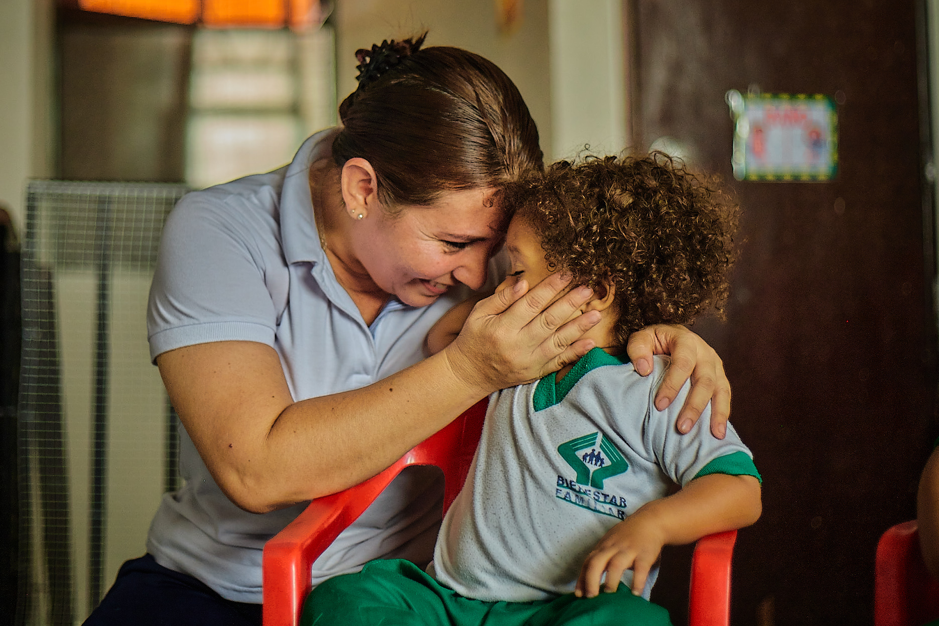 Atender a la primera infancia es una labor de amor y aprendizaje, esencial para el desarrollo integral de los niños en su etapa más decisiva.