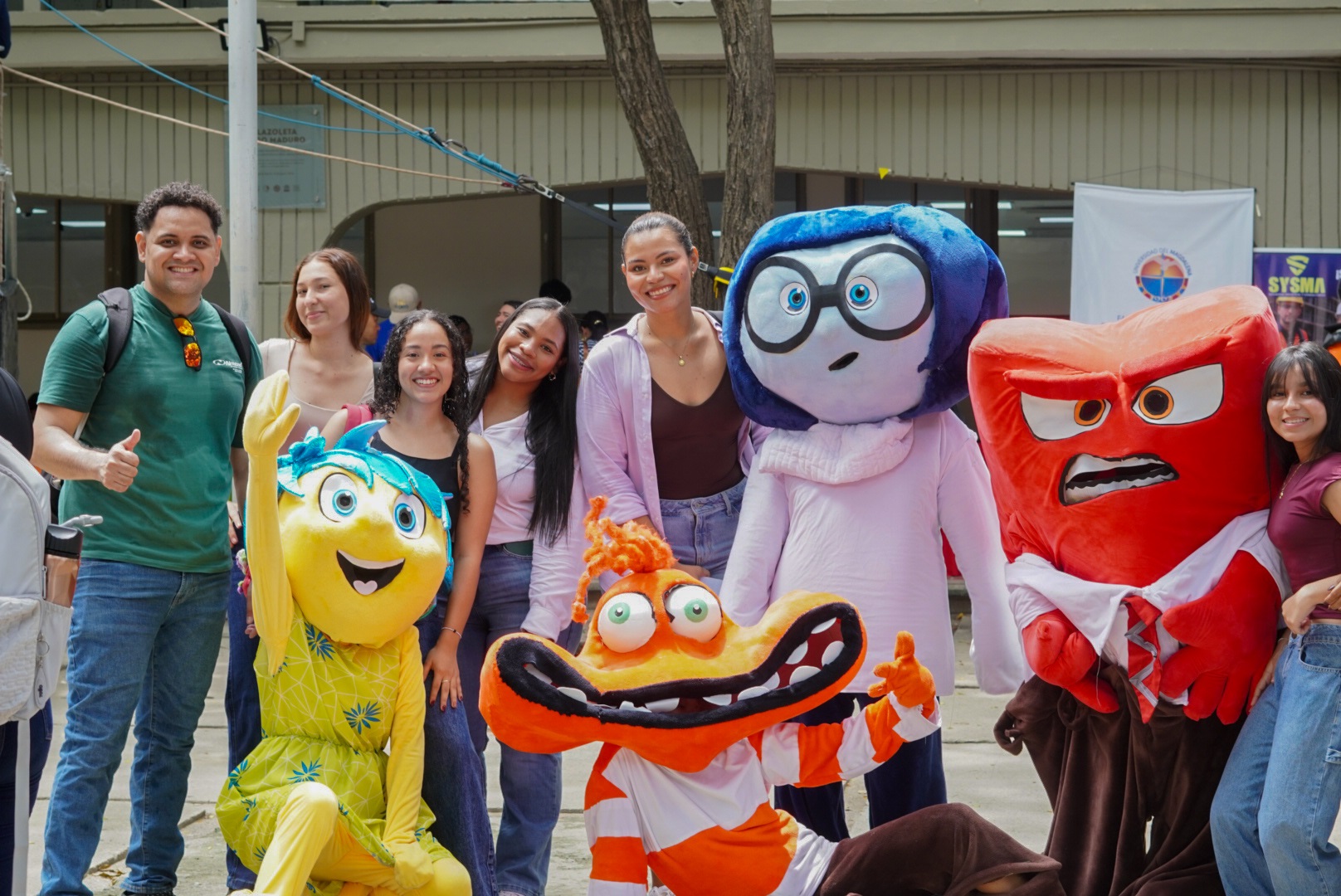 Egresados y estudiantes compartieron como el programa ha transformado sus vidas, fomentando el emprendimiento y la empleabilidad.