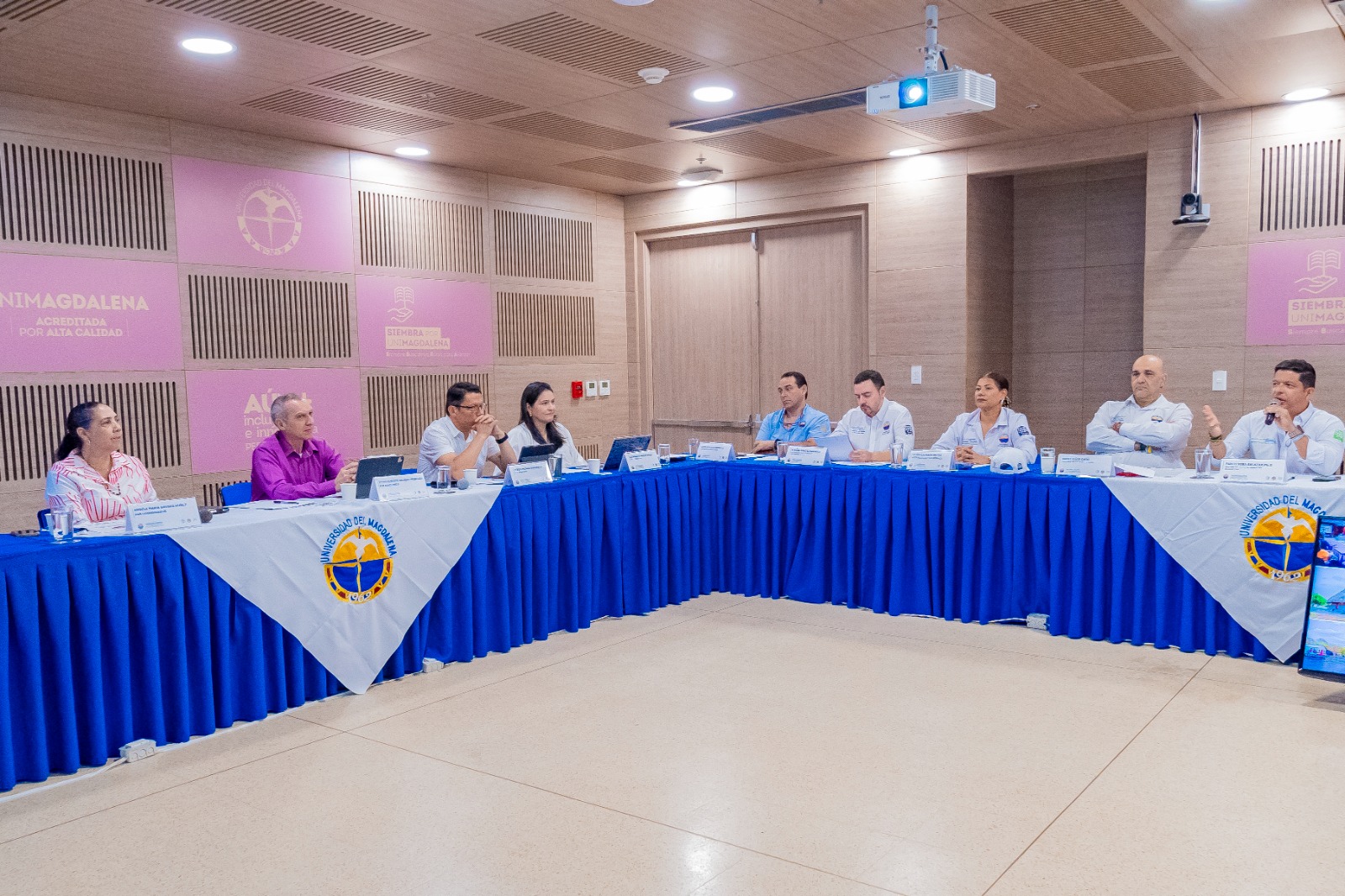 Vicerrectores, directivos y docentes, participaron en el primer día de visita de evaluación externa para obtener por primera vez, la acreditación del