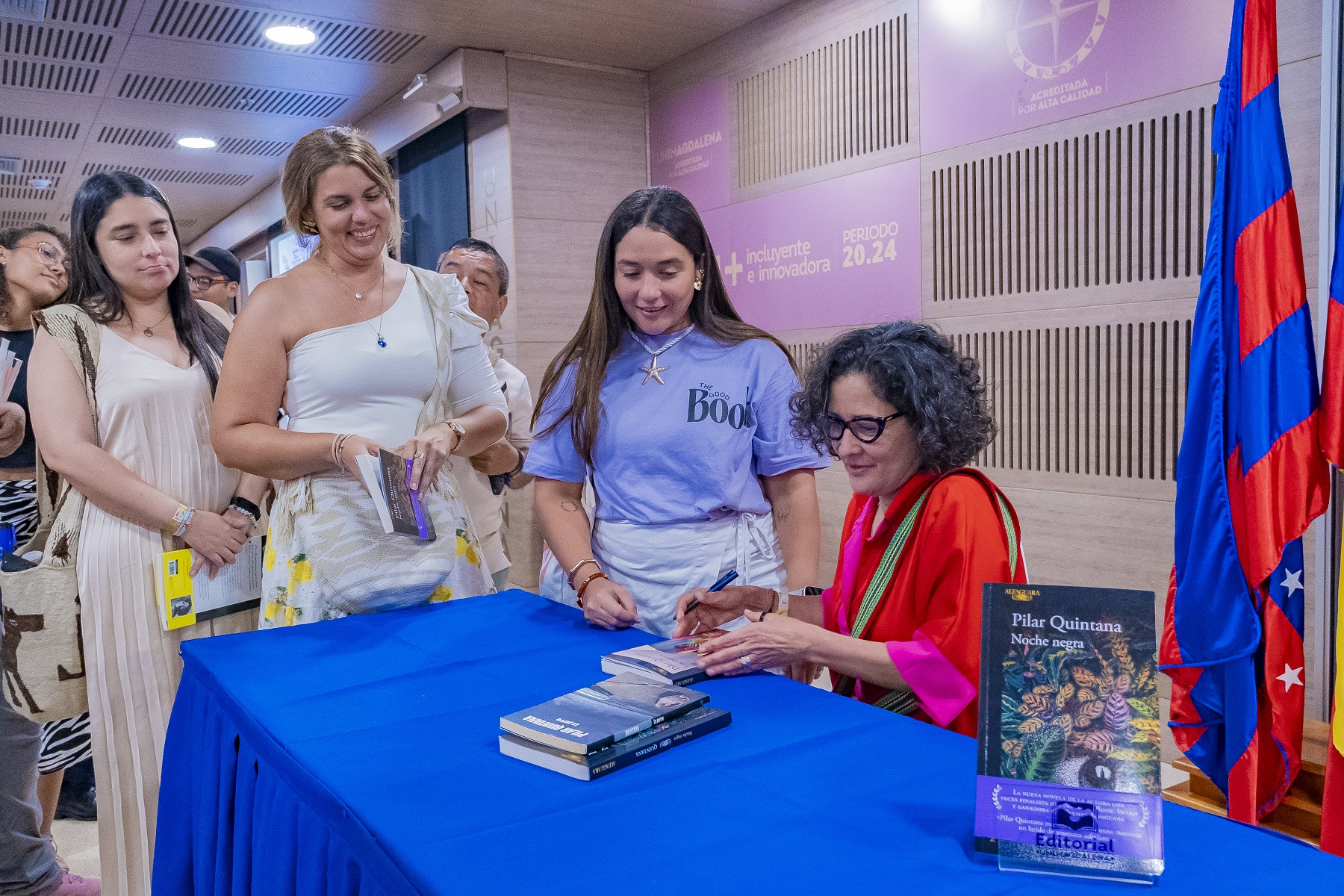 Entre aplausos y emoción, Pilar Quintana conmovió al público de la FilSMar 2025 con la presentación del libro "Noche Negra".