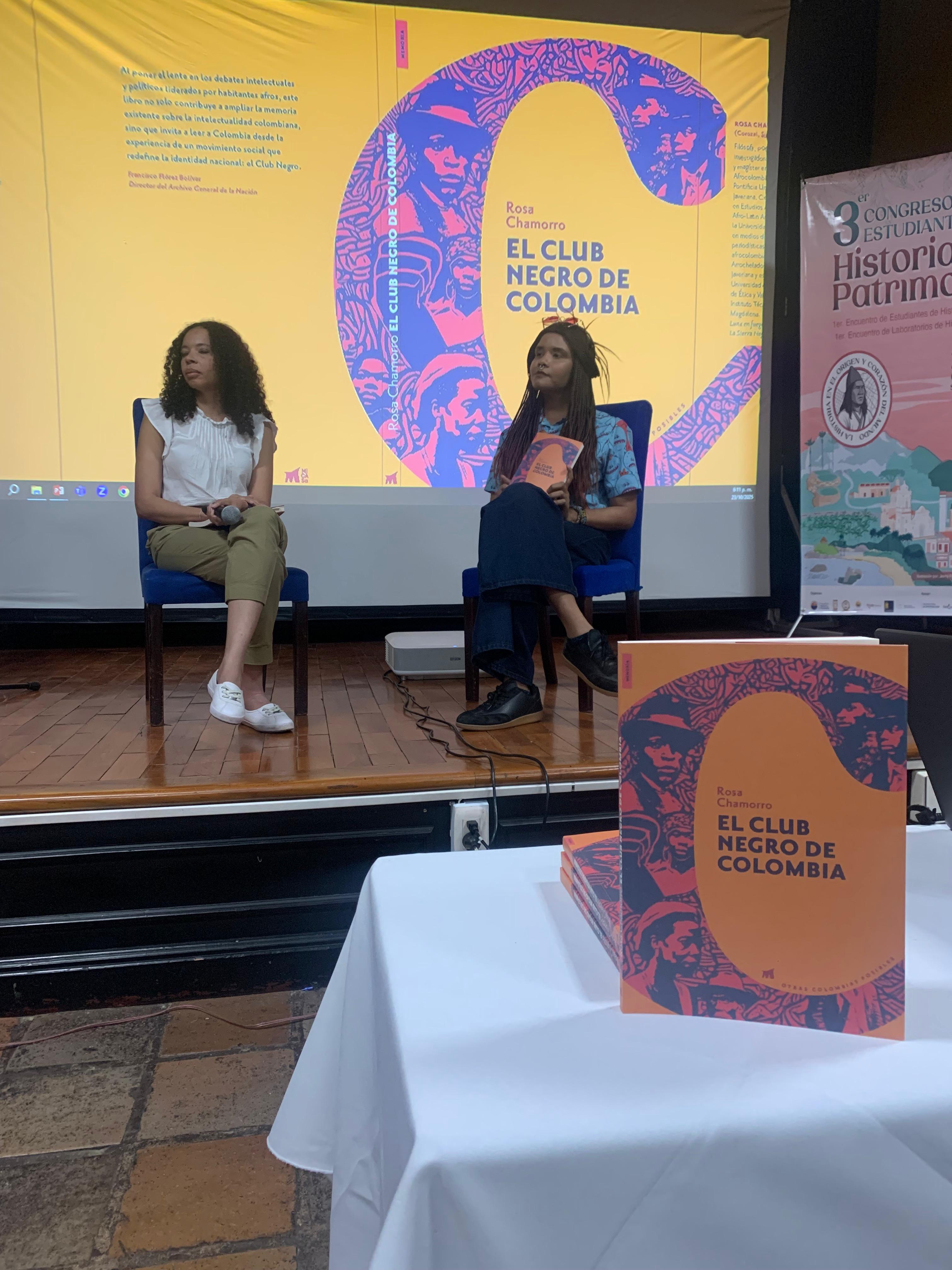 "Fotografía del lanzamiento del libro El club de negros en Colombia de la autora Rosa Chamorro, realizado en el marco del III Congreso de Estudiantes"