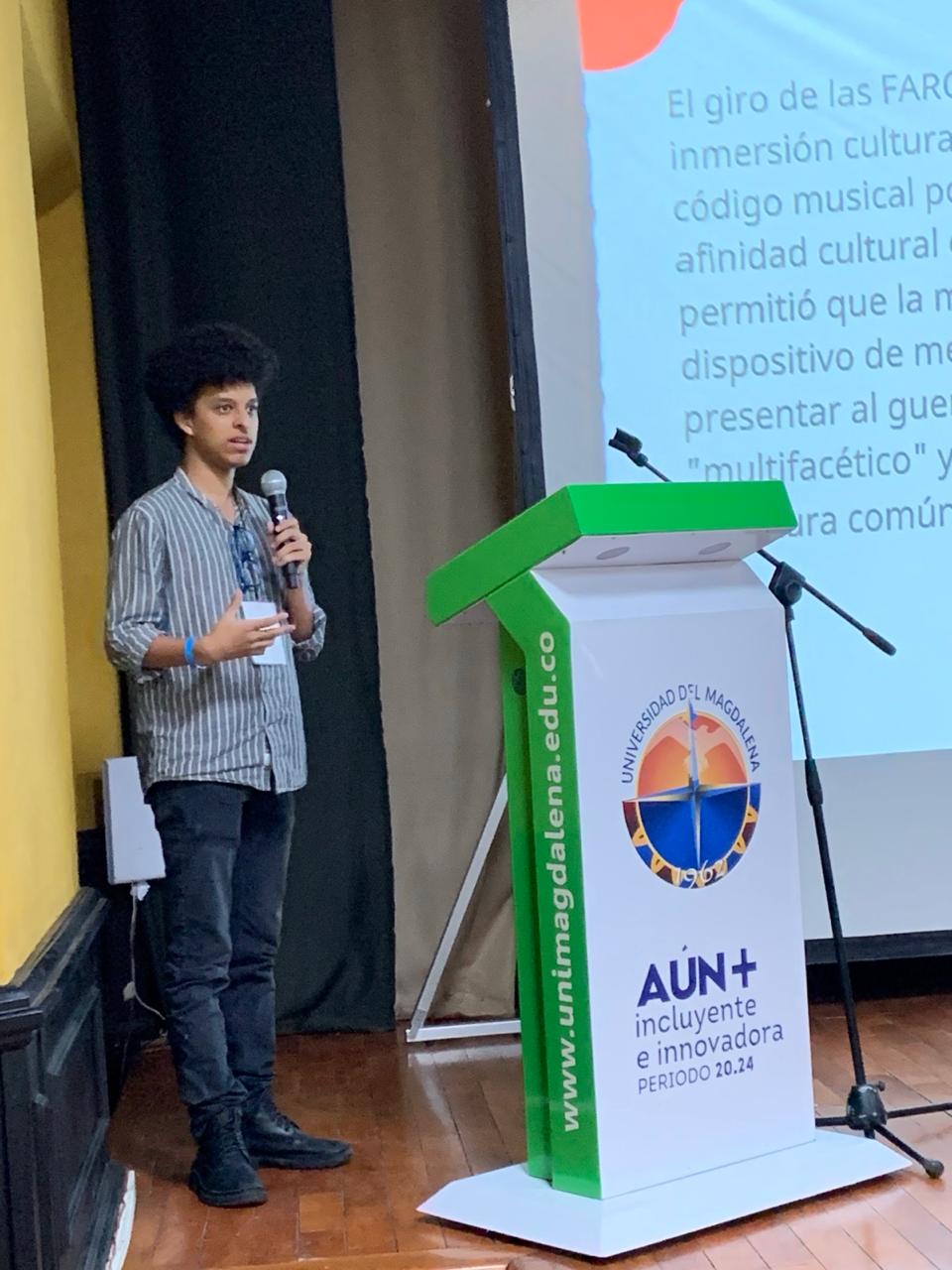 "Estudiante realizando una ponencia durante el III Congreso de Estudiantes de Historia y Patrimonio."
