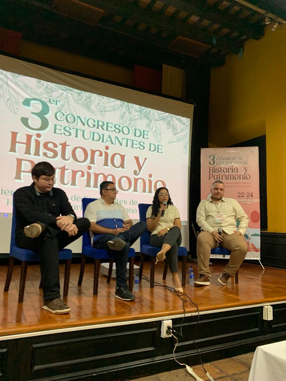 "Conversatorio entre directivos de Laboratorios de Investigación y archivos del Caribe colombiano durante el congreso."