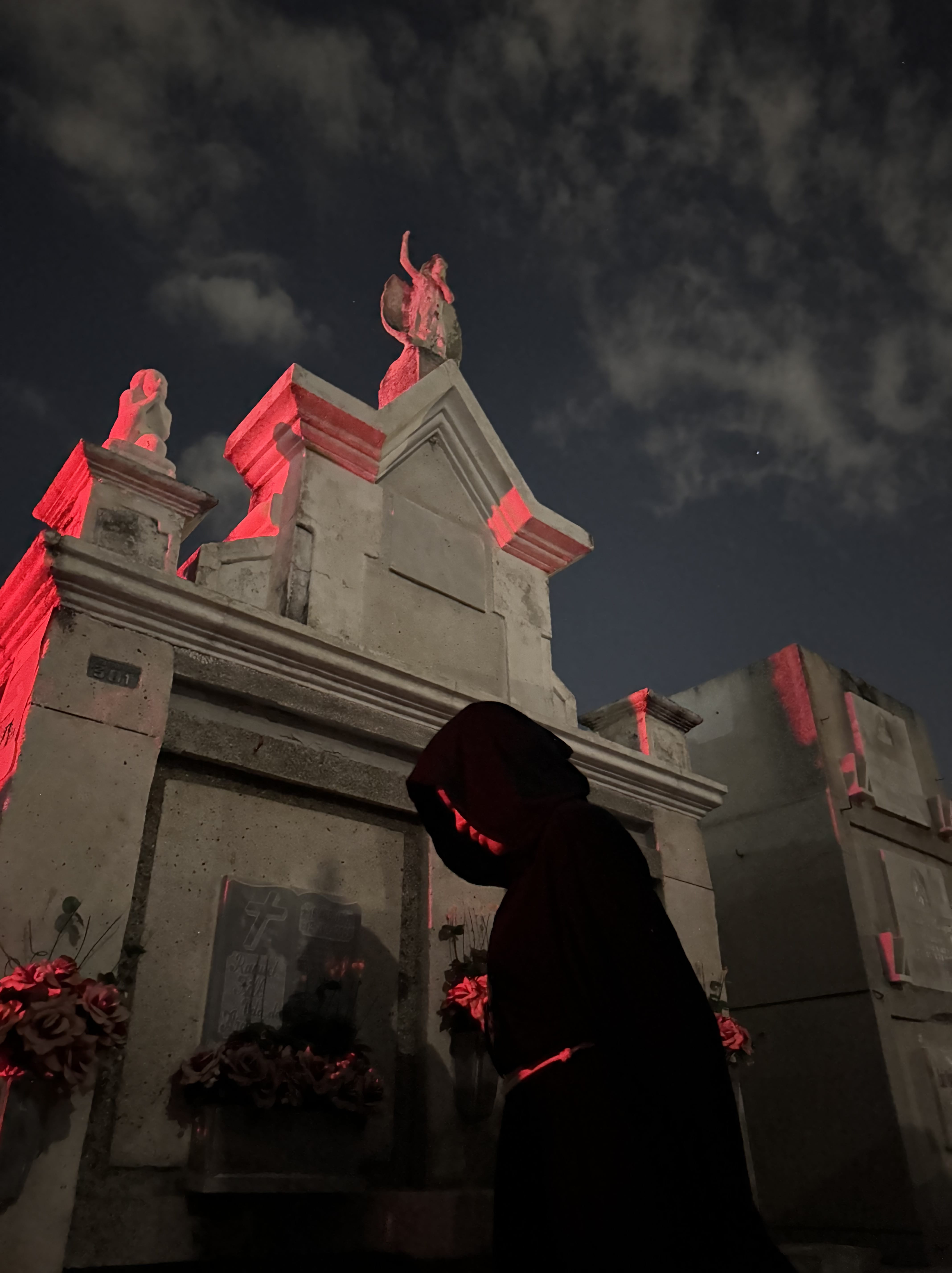 "Alumnos caracterizados como personajes de relatos de miedo durante la actividad en el Cementerio de San Miguel."