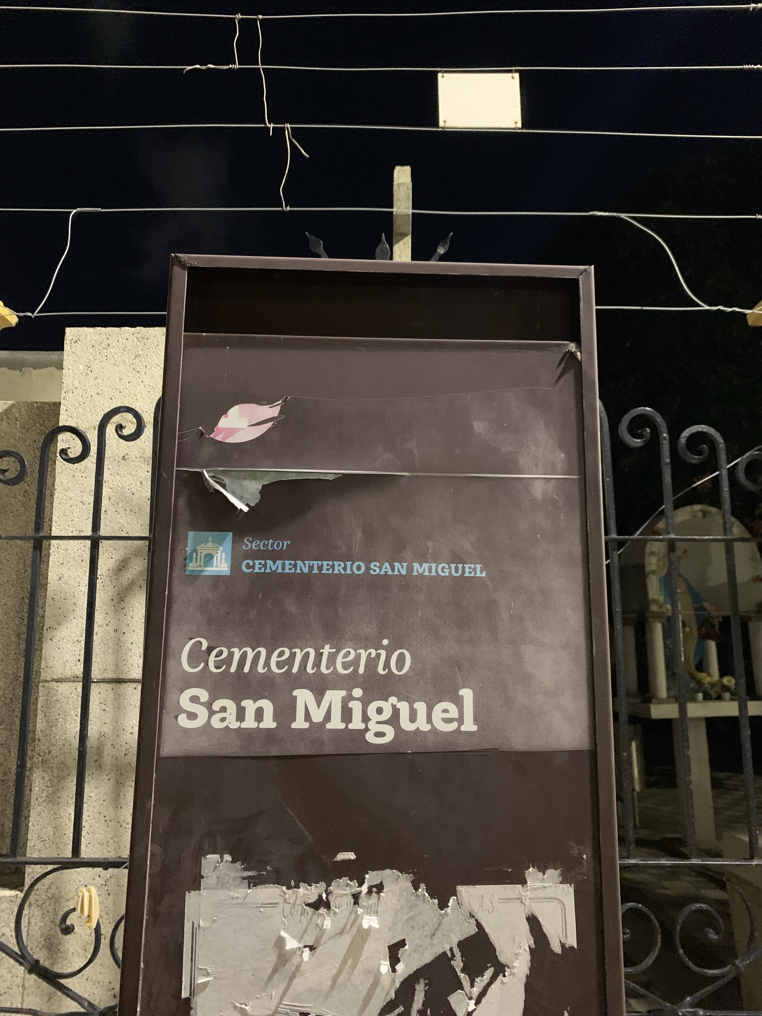 "Entrada del Cementerio de San Miguel iluminada durante la V Jornada de Cuentos e Historias de Miedo y Terror."