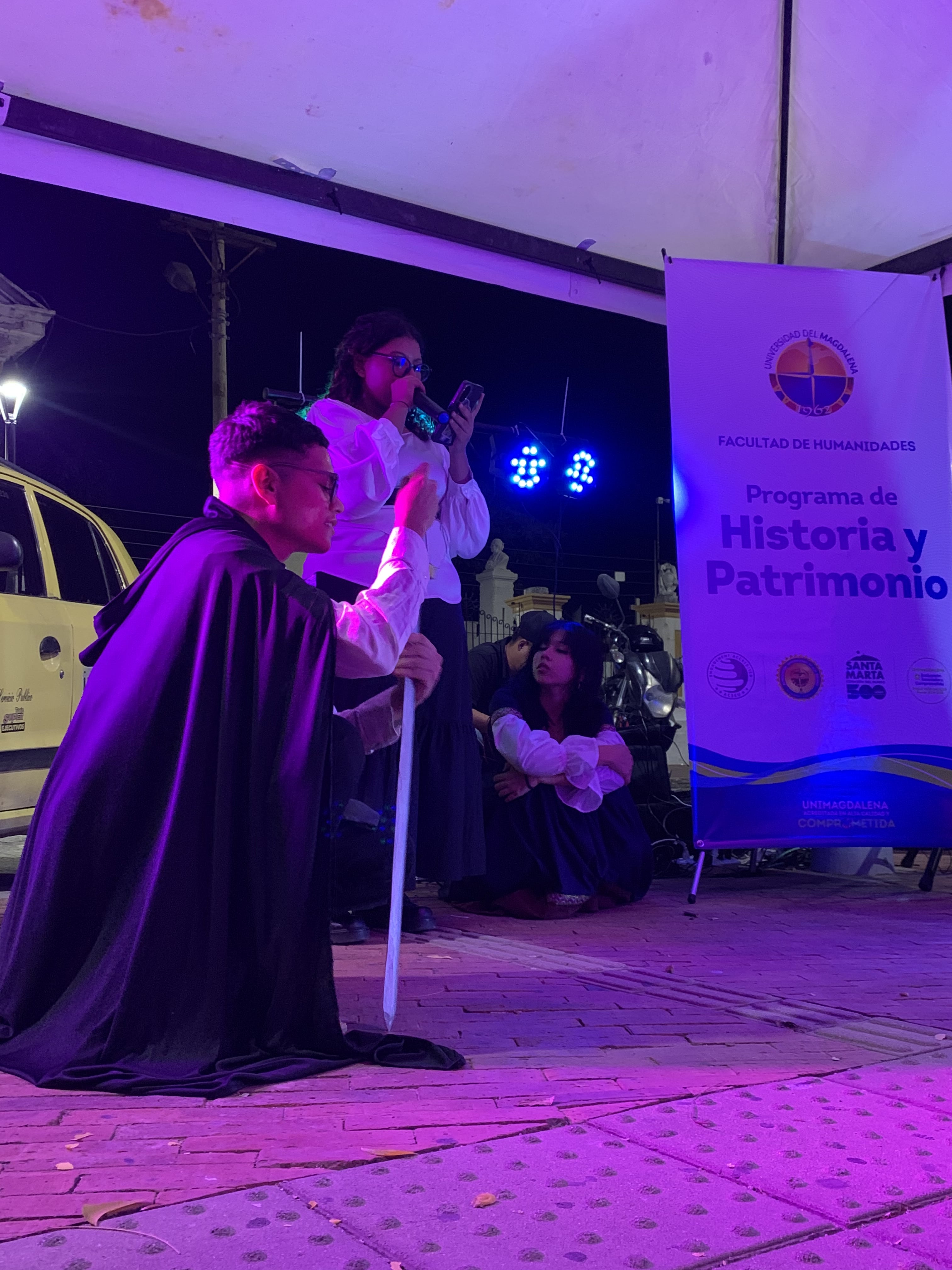 "Estudiantes caracterizados como personajes de relatos de miedo durante la actividad en el Cementerio de San Miguel."