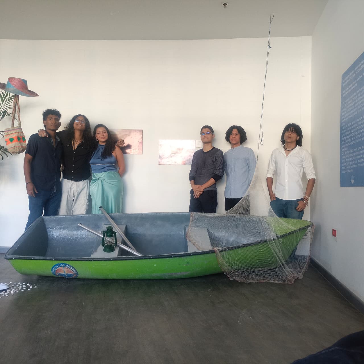 Objetos asociados a técnicas de pesca tradicional, presentados por estudiantes durante la muestra museográfica.