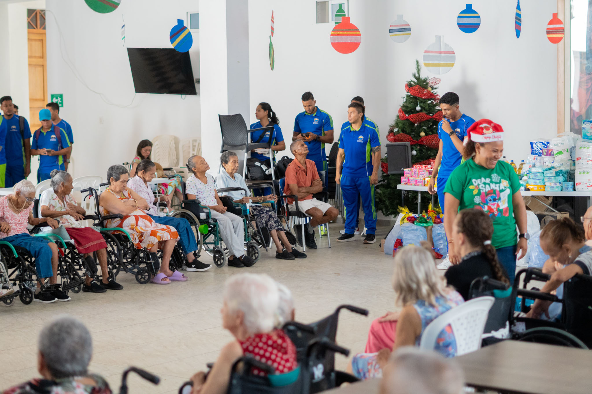 Docentes y estudiantes entregaron donaciones a beneficio de los ciento veinte adultos mayores, con los que compartieron una jornada llena de alegría.