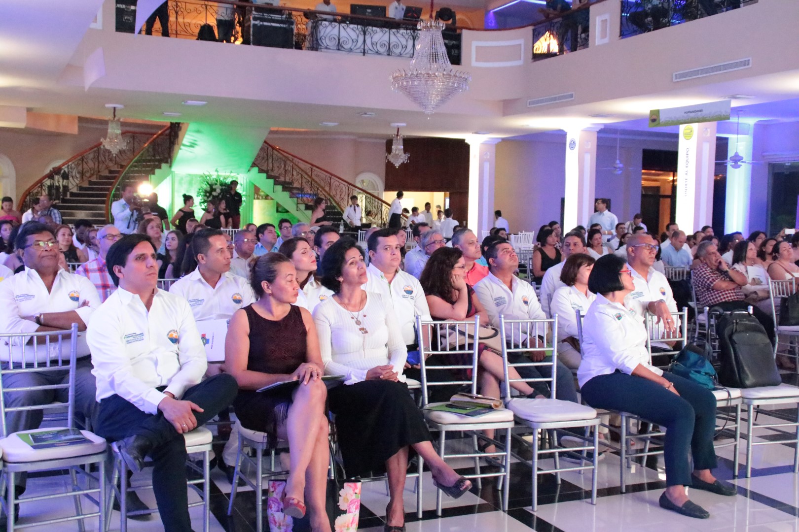 El evento estuvo presidido por el Doctor Pablo Vera Salazar, rector de la Alma Máter; también asistieron personalidades del sector empresarial y educativo, quienes se acercaron con gran interés a los estantes para recibir las informaciones pertinente