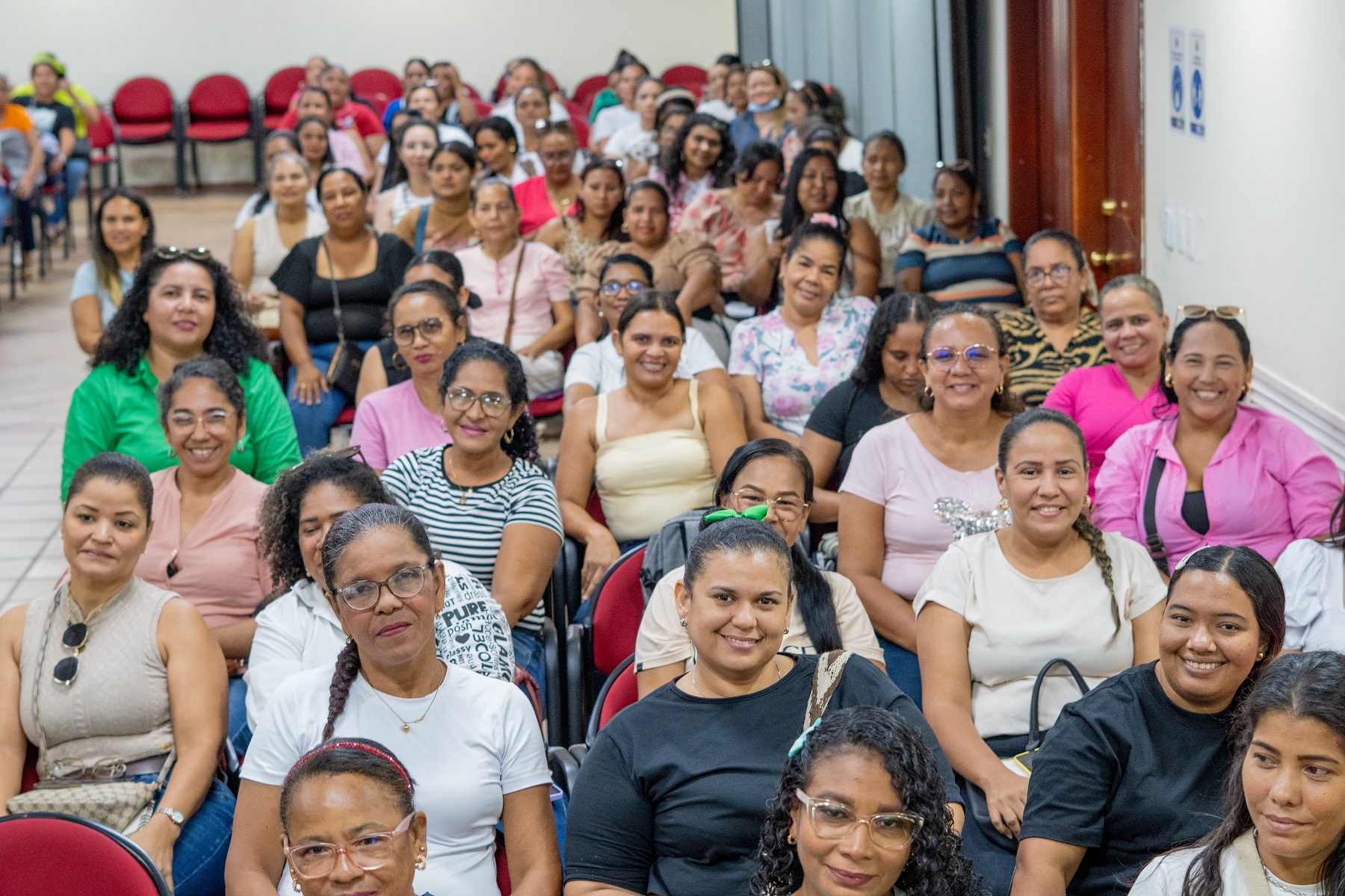Madres comunitarias inician con entusiasmo su formación en UNIMAGDALENA, transformando su experiencia en conocimiento profesional.