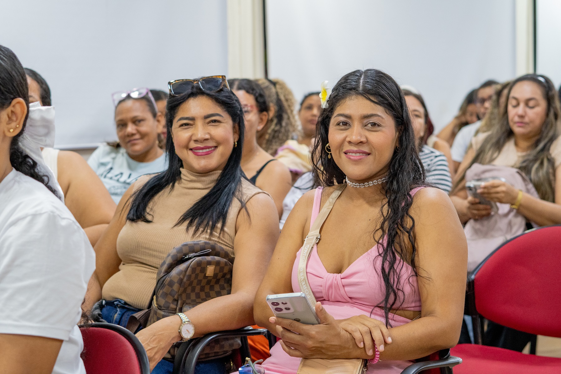 Con sonrisas y esperanza, las madres comunitarias participaron en la jornada de orientación que marca el inicio de un nuevo capítulo en sus vidas.