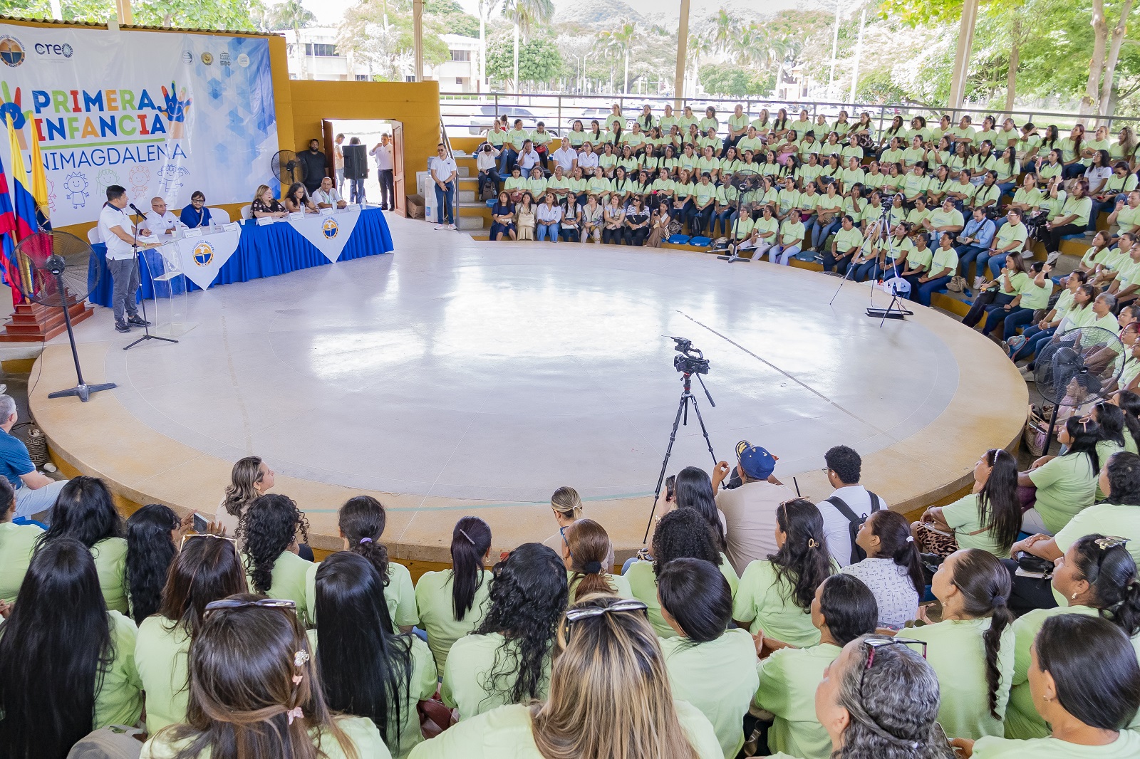 Cada madre comunitaria que estudia fortalece el cuidado y el futuro de los niños de Colombia.