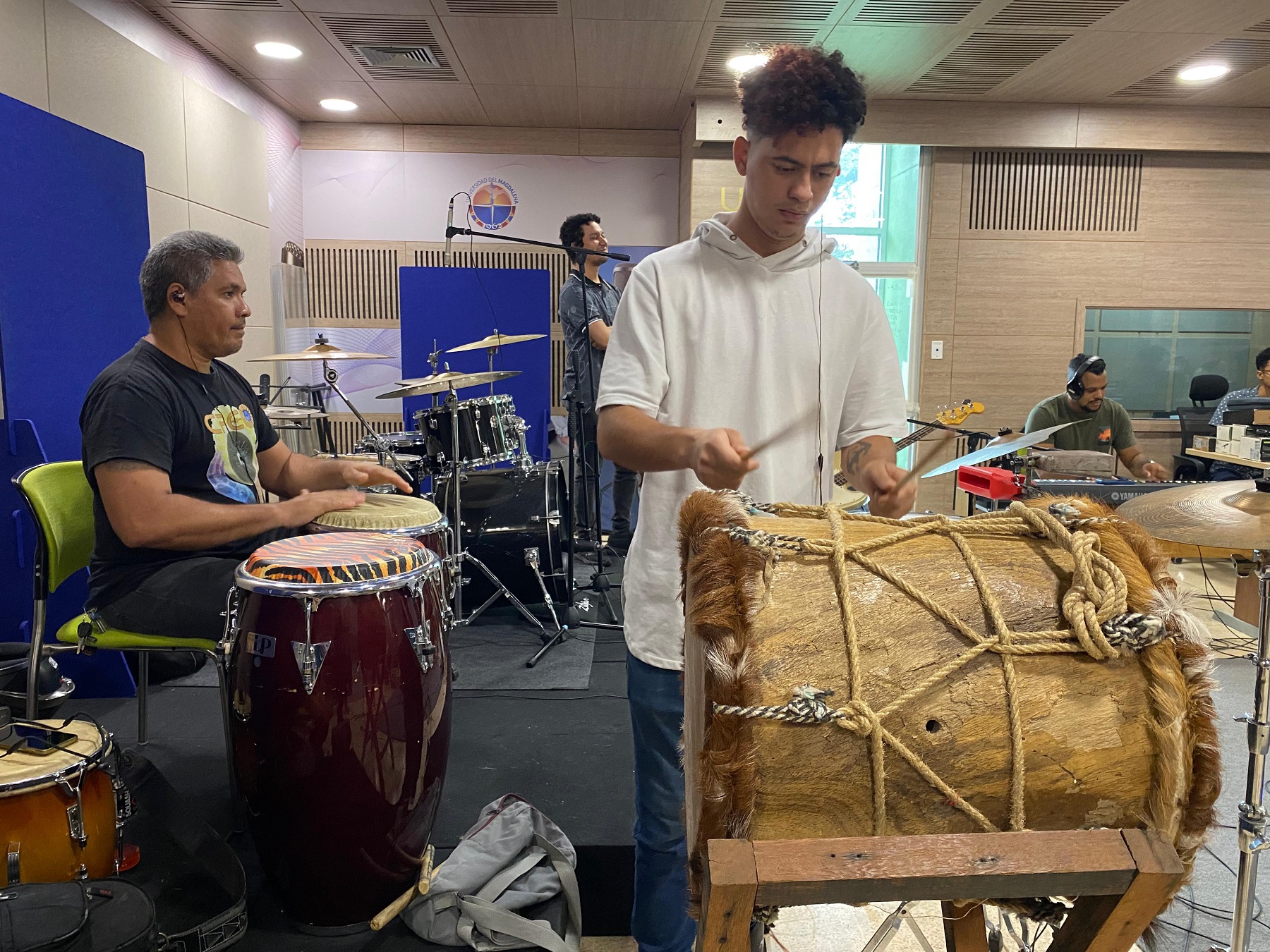 Al son de tambores con ritmos caribeños, los estudiantes transforman el concepto del latin Jazz al caribbean Jazz.
