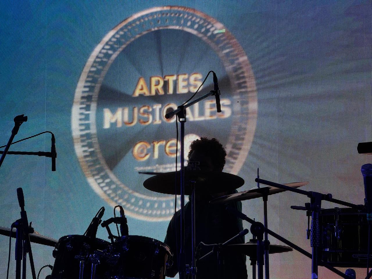 Los grandes maestros de la música Kent Biswell y Milton Salcedo Cuao, compartieron escenarios con sus estudiantes en medio de la ovación del público.