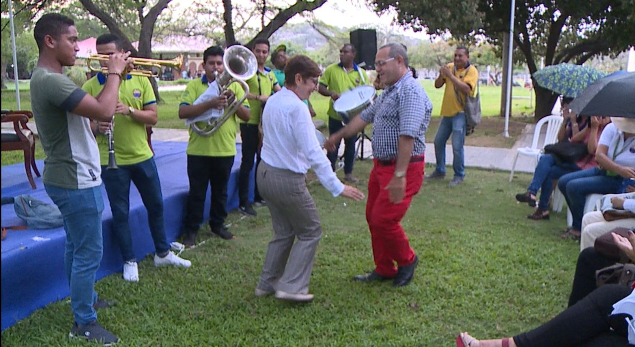 Al finalizar la jornada, el grupo de tambora de la Universidad del Magdalena amenizó la tarde, y ni la lluvia se interpuso para su disfrute. Los maestros bailaron y gozaron en el campus principal de la Institución.