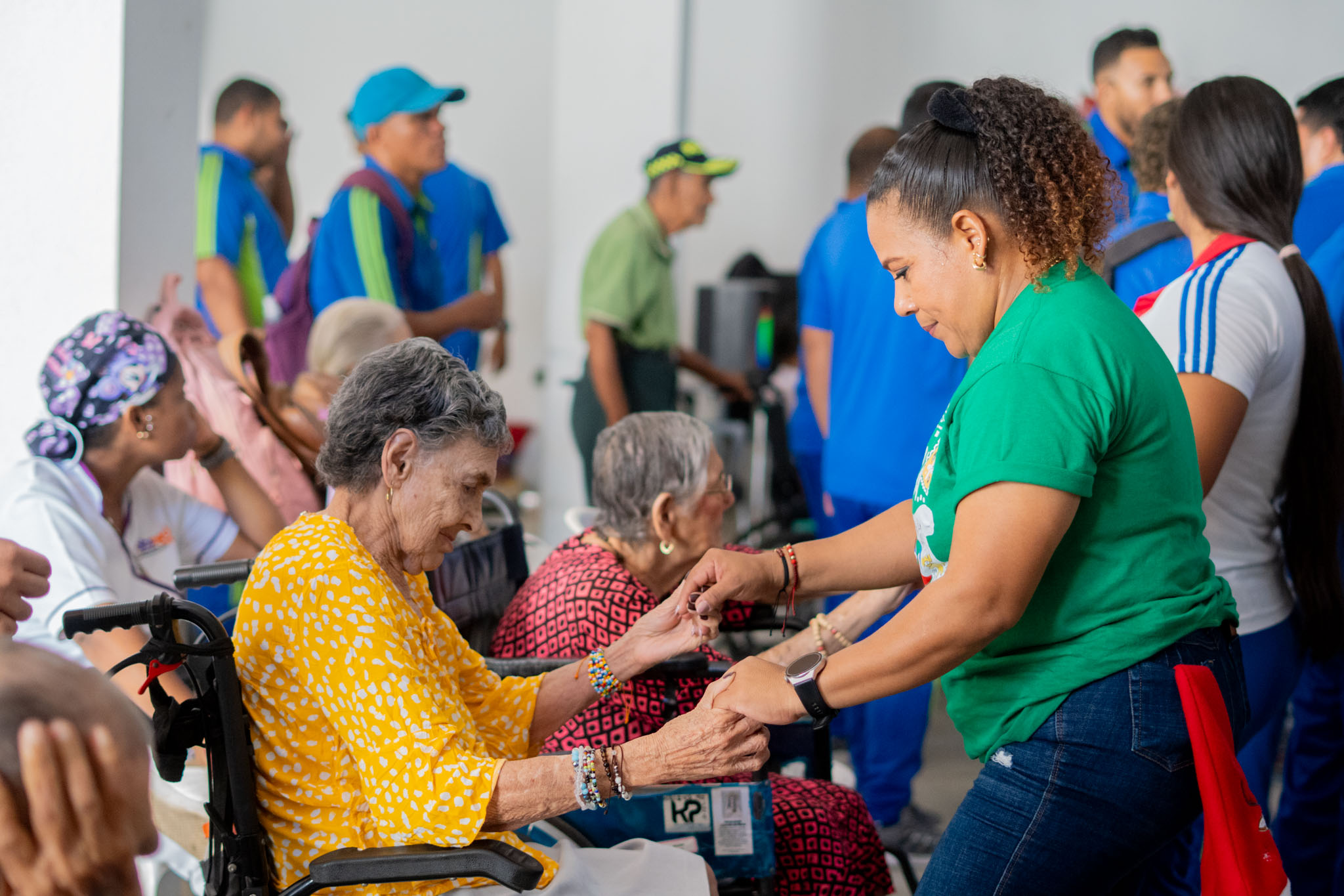 Momentos de movilidad y ejercicio llenaron de energía y sonrisas a los abuelos participantes.