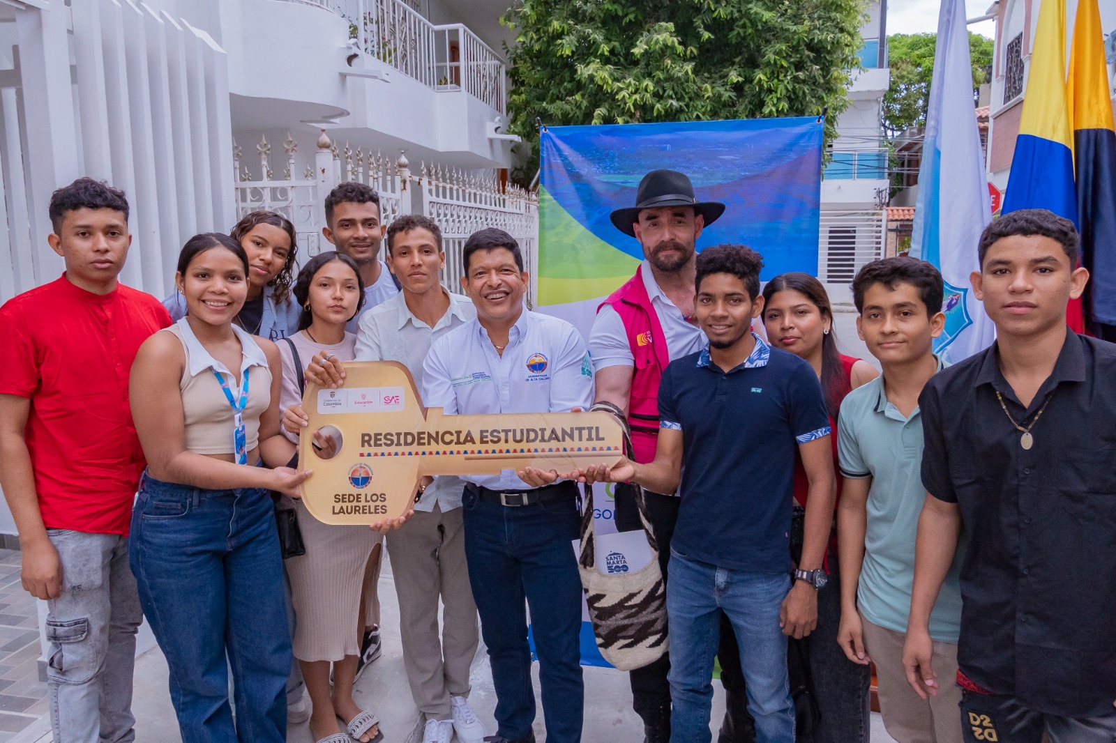 Con una infraestructura de 410 metros cuadrados distribuidos en cuatro pisos, la residencia quedó conformada por siete apartamentos y 15 habitaciones,