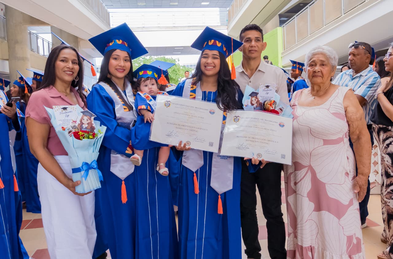 Jesica Vanessa Ariza Pérez, quien recibió su certificación junto a su bebé y su hermana.