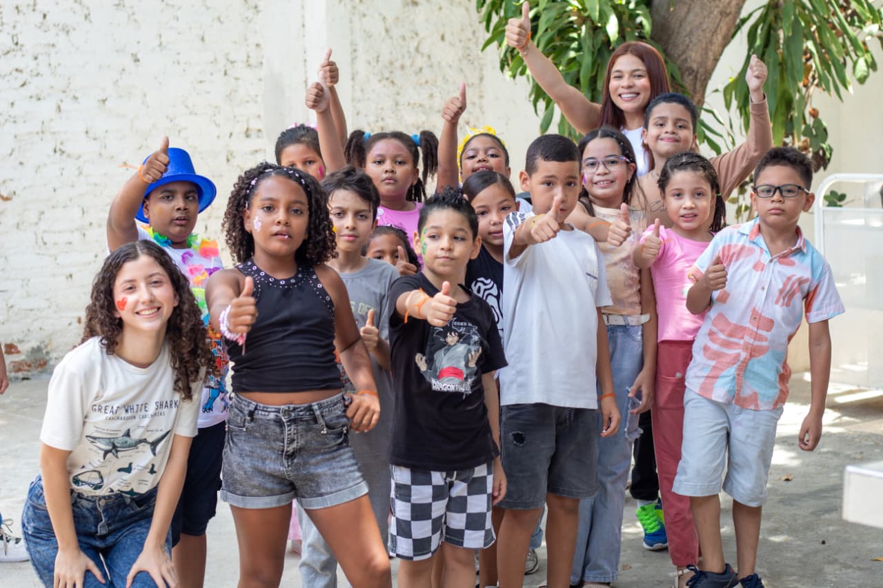 En un espacio al aire libre, muestran alegría y participación en actividades recreativas y lúdicas.