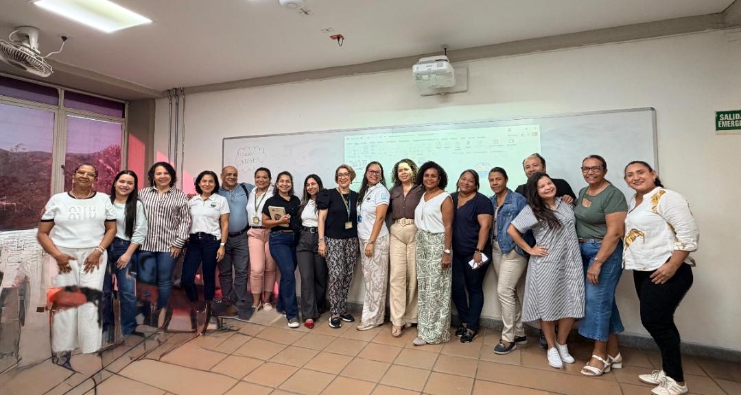 Cuerpo docente de la Licenciatura en Educación Infantil reunido durante la jornada liderada por el Comité Curricular.
