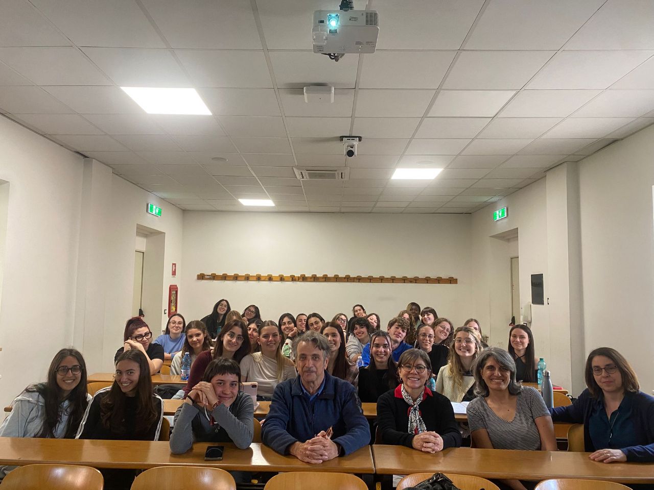 Asistentes a la conferencia internacional en Italia durante la ponencia sobre resiliencia familiar.