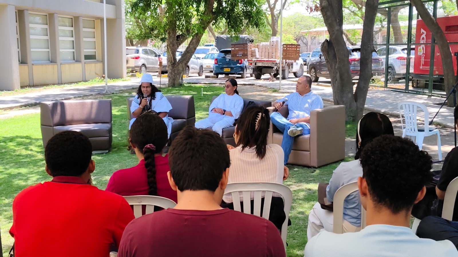 Bajo el titulo Raíces que hablan: el castellano y las voces ancestrales en dialogo, el Departamento de Estudios Generales lideró un espacio donde part