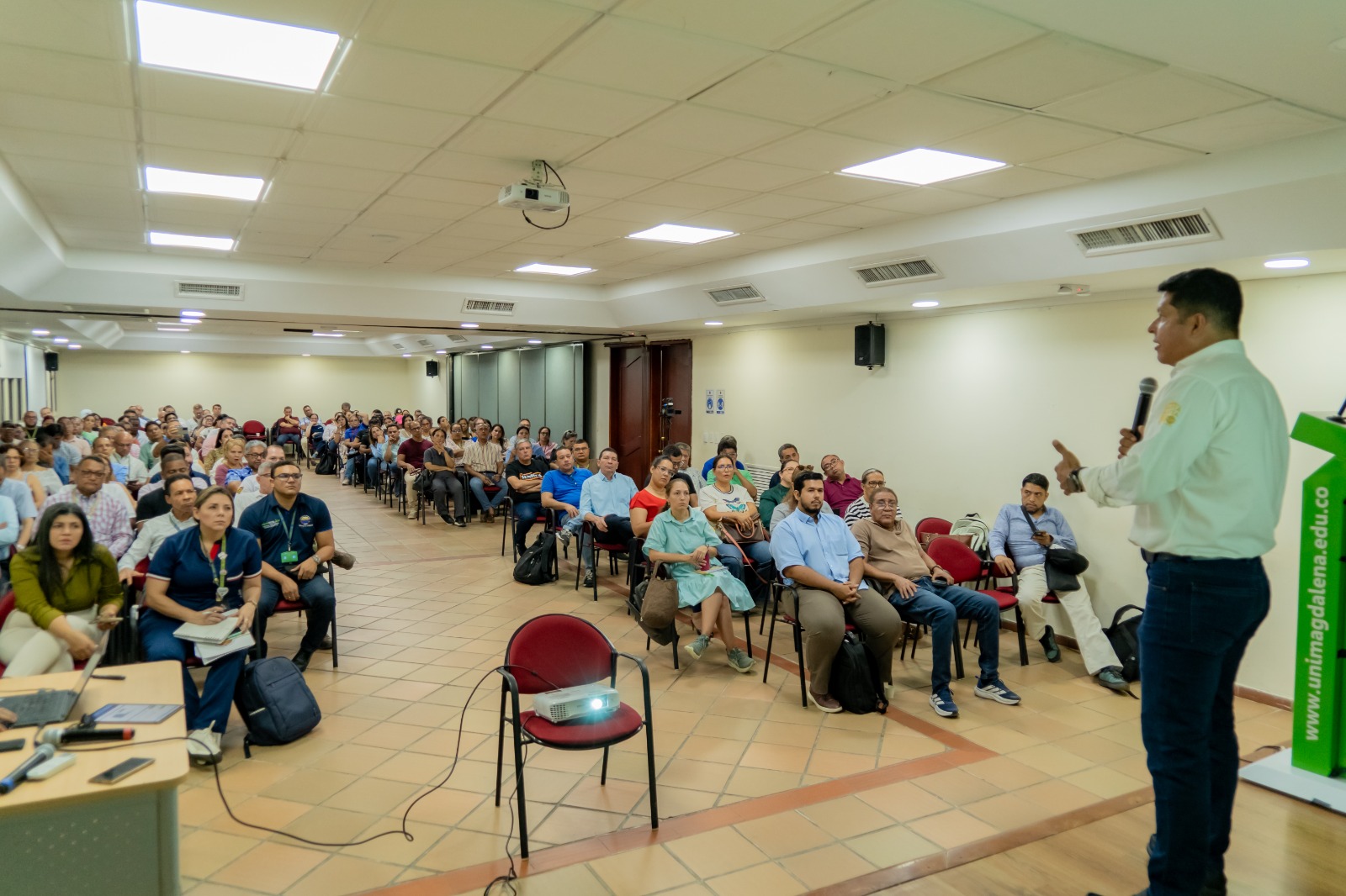los docentes de planta de la Alma Mater participaron de esta actividad, reconociendo que la labor docente debe dignificarse aún más.