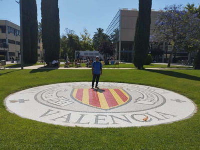 Foto tomada en el Campus de Vera, durante el desarrollo de la estancia de investigación, como evidencia de la permanencia en la institución socia.