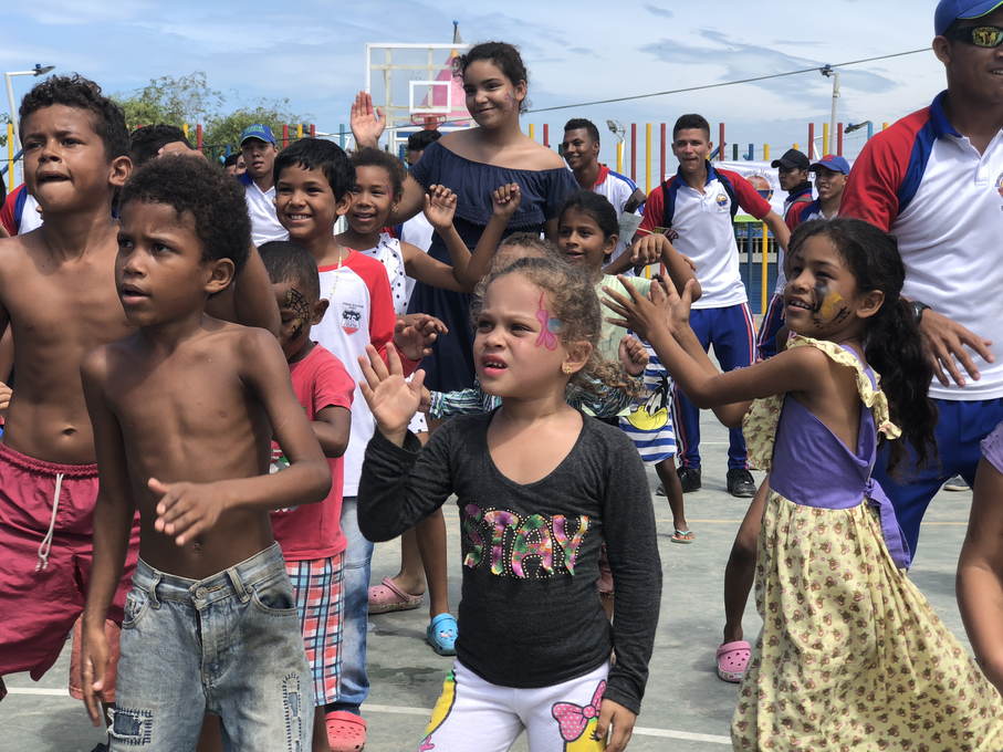 Niños disfrutando en el parque