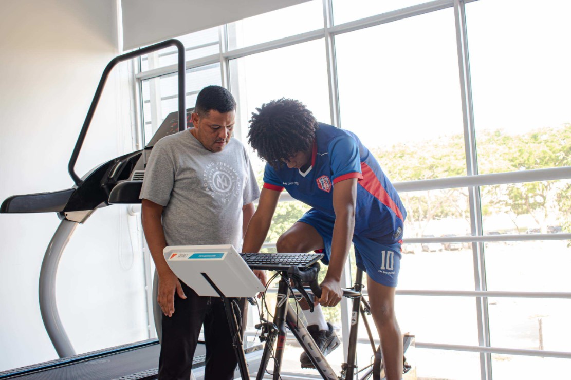 La mente también juega: ciencia y mindfulness para transformar el fútbol juvenil en Santa Marta