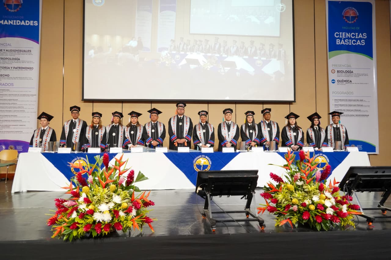 Directivos y miembros del consejo académico presidieron las ceremonias de graduación, reafirmando el compromiso institucional.
