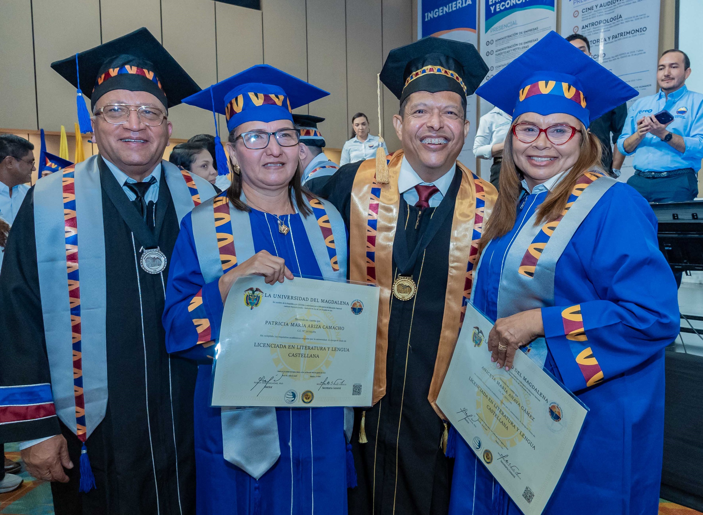 El Rector Pablo Vera Salazar, directivos del CREO y miembros del consejo académico presidieron la ceremonia especial de graduación.