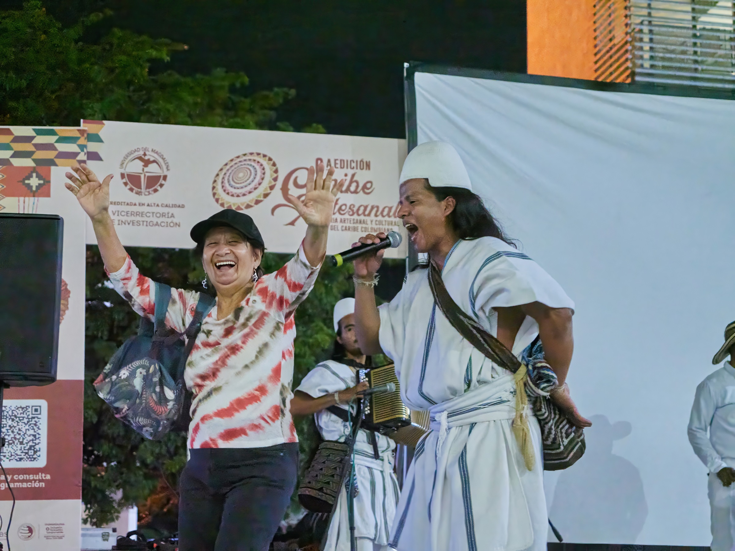 La agrupación musical Duna, integrada por jóvenes indígenas arhuacos, llevó al escenario sonidos y expresiones propias de su comunidad.