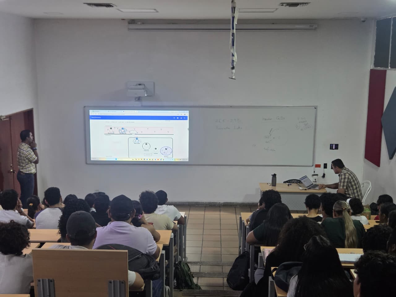 Ravi Kalia explicando mediante simuladores la terapia génica