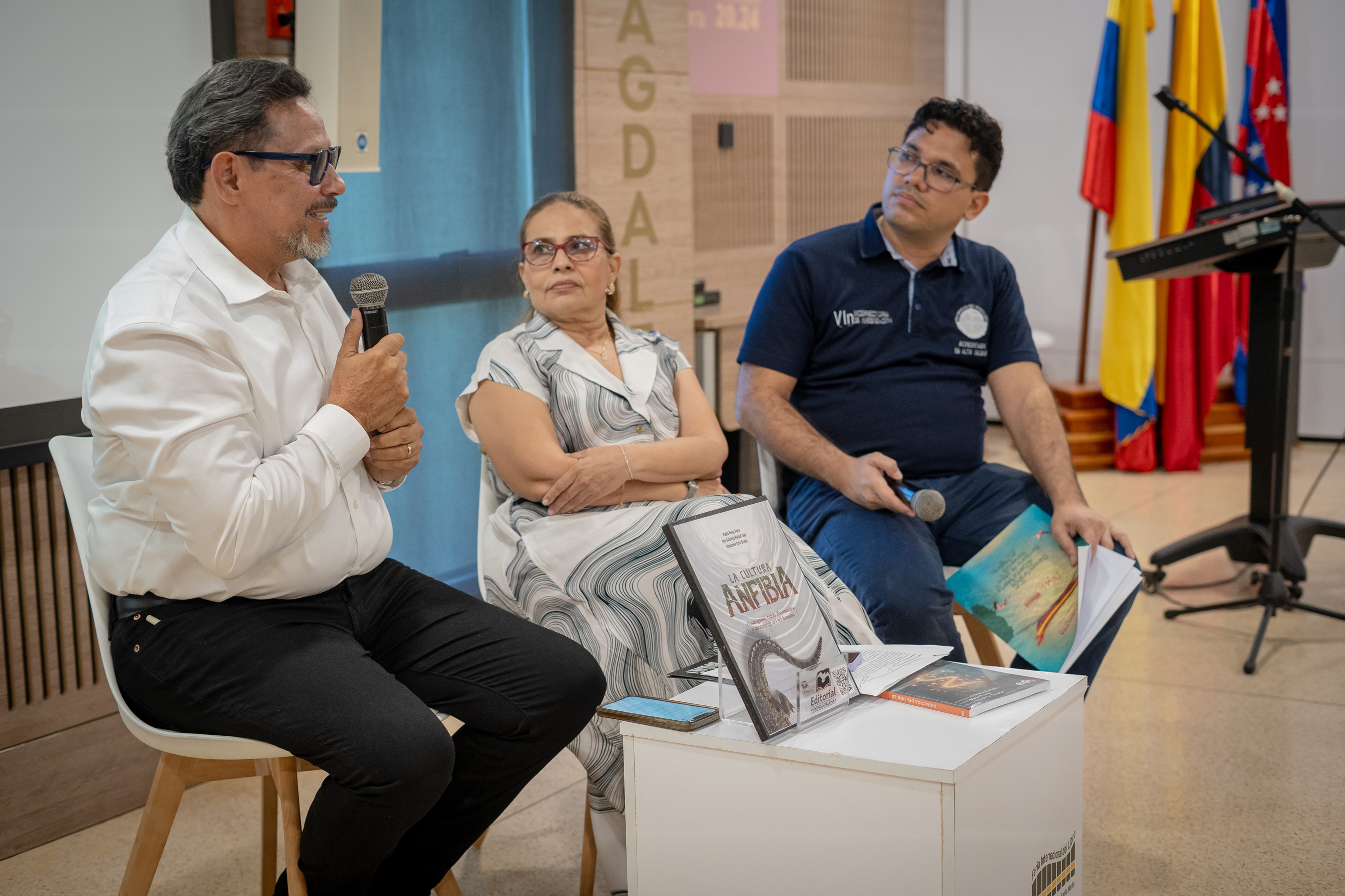 Habib Mejía Porto, Ana Gabriela Maloof Díaz y Alexander Ortiz Ocaña presentaron el libro La cultura anfibia.