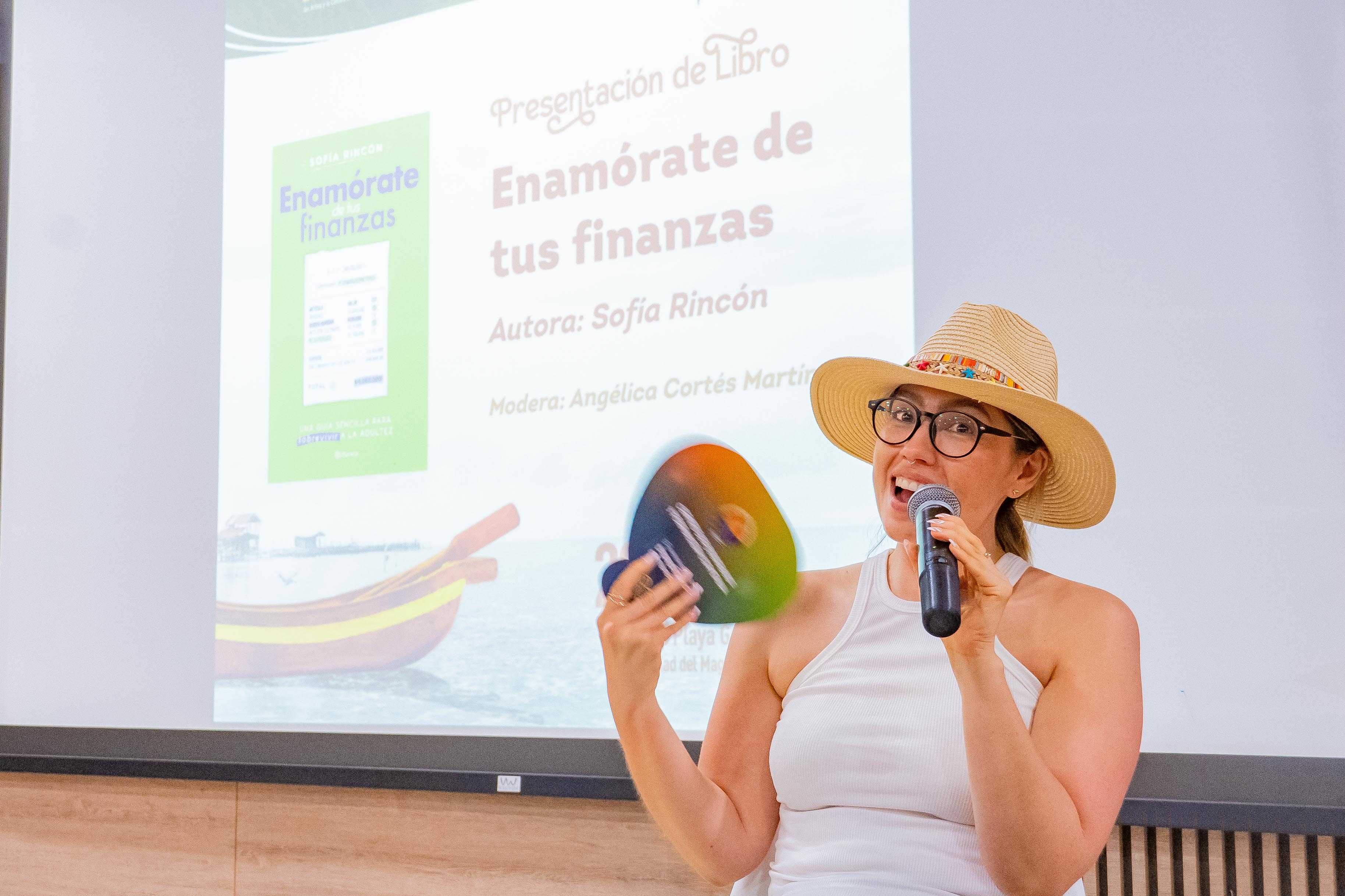 La escritora y creadora de contenido Sofía Rincón presentó ‘Enamórate de tus finanzas’, una guía sobre educación financiera personal.