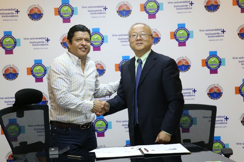 Rector de la Universidad del Magdalena estrechando la mano con el delegado de la Universidad asiática