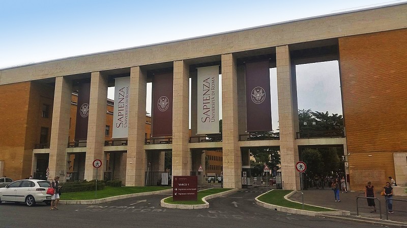 La Universidad La Sapienza, es la universidad oficial más grande de Europa, una de las universidades con más tradición del continente y la más importante de Italia